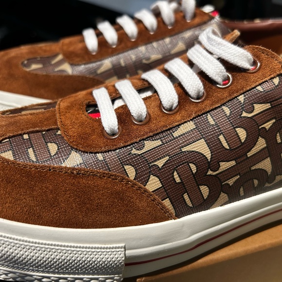 Burberry perfect like new - Picture 16 of 16